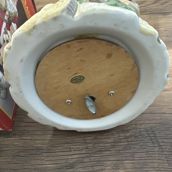 Share The Joy Vintage Musical Porcelain Santa - Picture 5 of 9